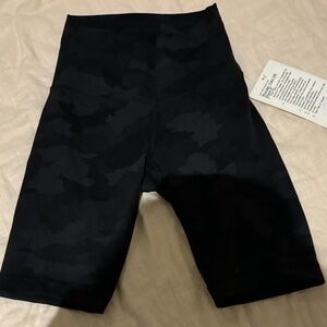 lululemon athletica Dark Camo Bike Shorts. Wonder Train HR Short 8”